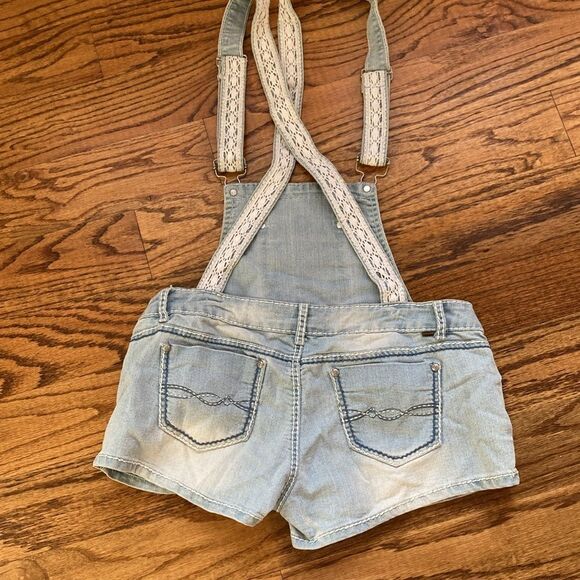 Almost Famous Juniors Light Wash Distressed Lace Short Overalls Juniors Sz 13 - Picture 8 of 14